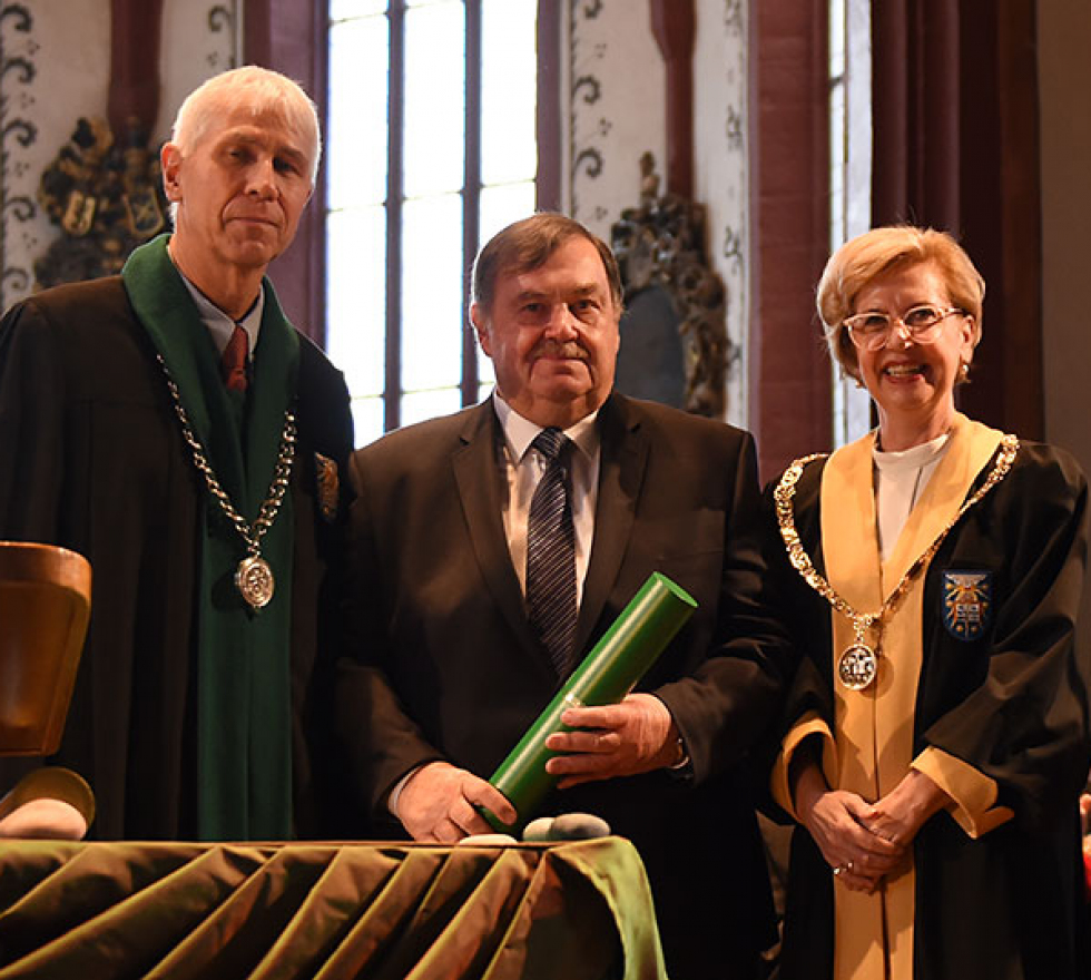 Von links nach rechts: Prof. Jörg Schibler, Dekan der Philosophisch-Naturwissenschaftlichen Fakultät, André Gorsatt, Rektorin Prof. Andrea Schenker-Wicki