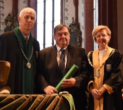 Von links nach rechts: Prof. Jörg Schibler, Dekan der Philosophisch-Naturwissenschaftlichen Fakultät, André Gorsatt, Rektorin Prof. Andrea Schenker-Wicki